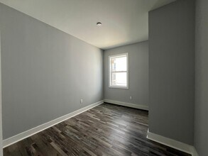 61 Orient Ave in Jersey City, NJ - Foto de edificio - Building Photo