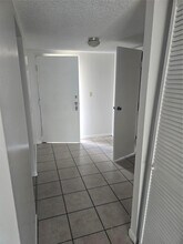 2830 Somerset Dr in Lauderdale Lakes, FL - Building Photo - Building Photo