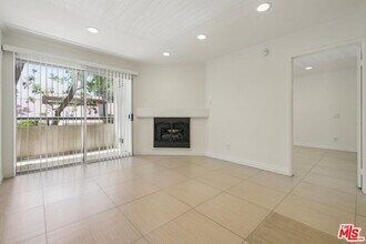 5535 Canoga Ave in Los Angeles, CA - Building Photo - Building Photo