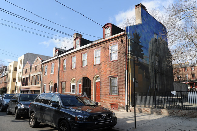 235-239 Queen St in Philadelphia, PA - Foto de edificio - Building Photo