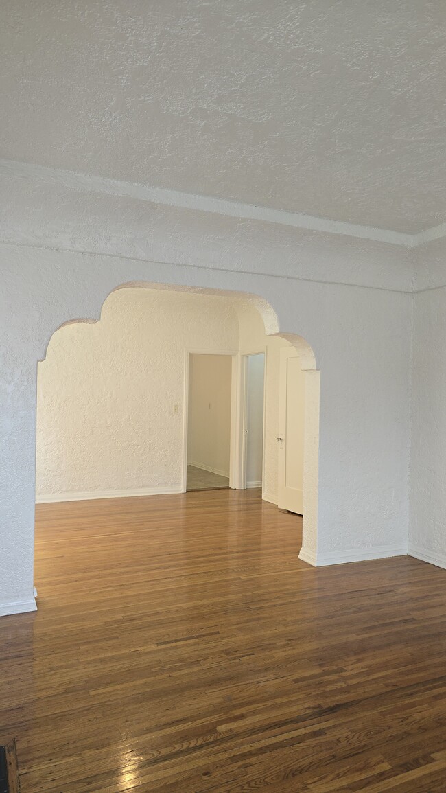 2621 Wellington Rd, Unit 2 in Los Angeles, CA - Building Photo - Building Photo