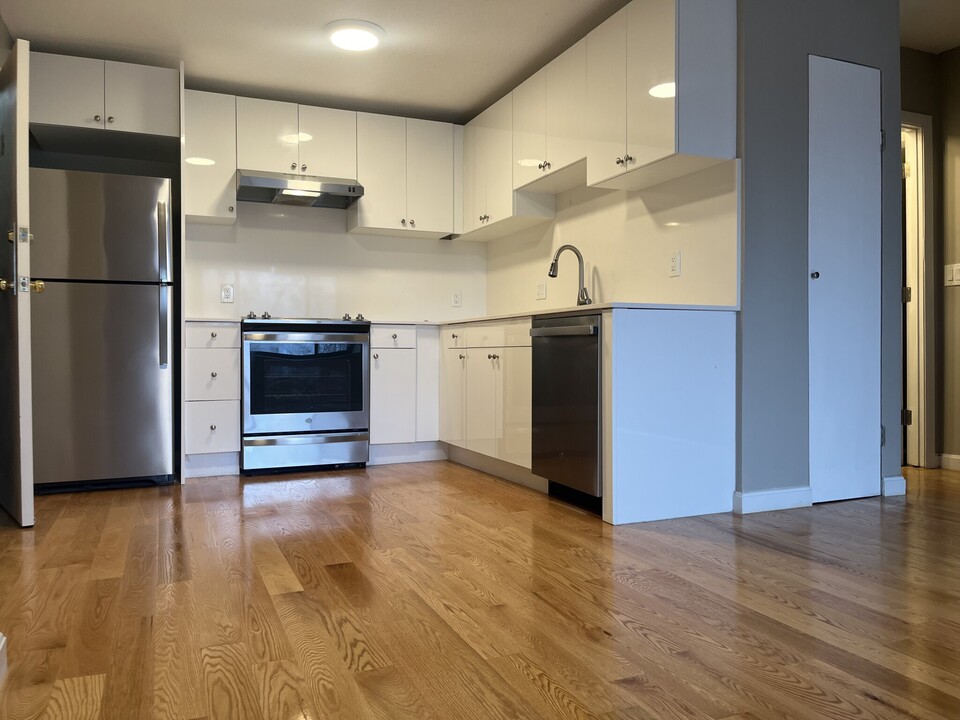 220 Parker Hill Ave, Unit 2 BED Sept1 in Roxbury Crossing, MA - Building Photo