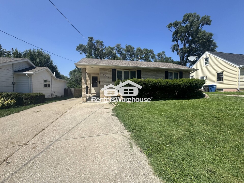5813 Clark St in Des Moines, IA - Building Photo