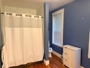 211 W 8th St, Unit 3 in Boston, MA - Foto de edificio - Building Photo