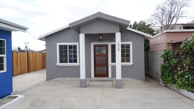 10065 Arleta Ave in Arleta, CA - Foto de edificio - Building Photo