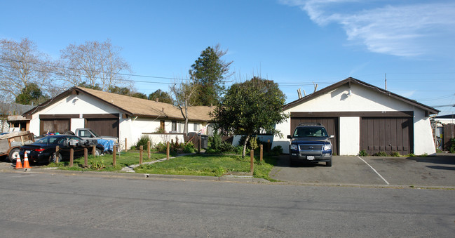 183 Barbara Dr in Santa Rosa, CA - Foto de edificio - Building Photo