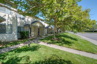 Foothill Manor Townhomes in Chico, CA - Building Photo - Building Photo