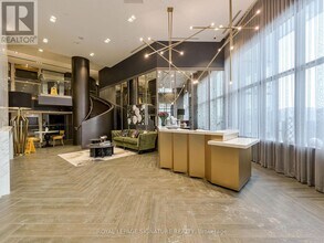 395 Dundas St W in Oakville, ON - Building Photo - Building Photo