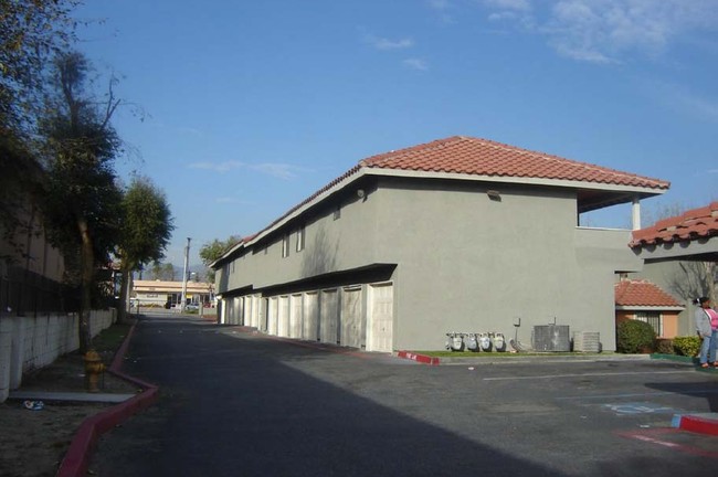 Cambria Villa Apartments in Fontana, CA - Foto de edificio - Building Photo