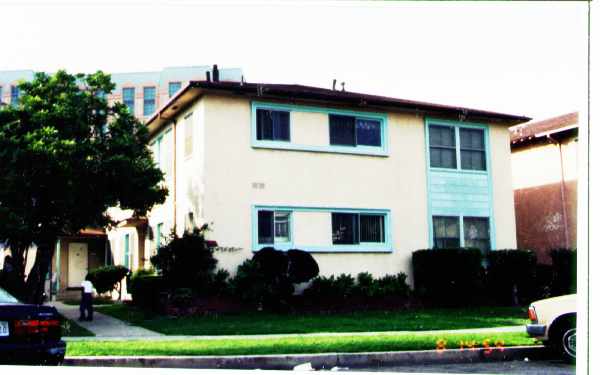 9613 Belford Ave in Los Angeles, CA - Building Photo