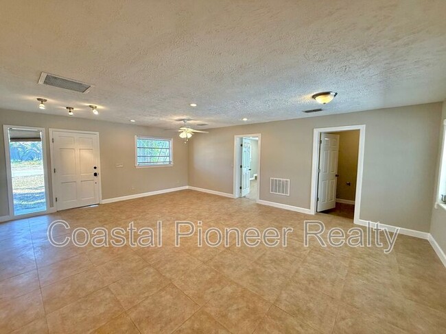 3944 E Eden Roc Cir in Tampa, FL - Building Photo - Building Photo