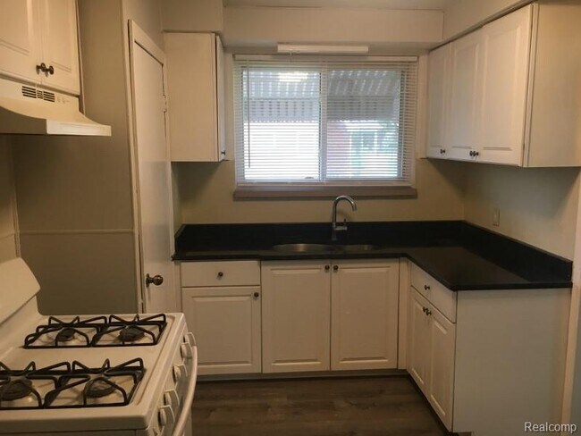 12851 Rosemary Blvd in Oak Park, MI - Building Photo - Building Photo