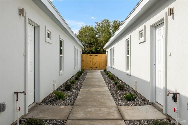 1229 Country Club Dr-Unit -1 in Alamo, TX - Building Photo - Building Photo