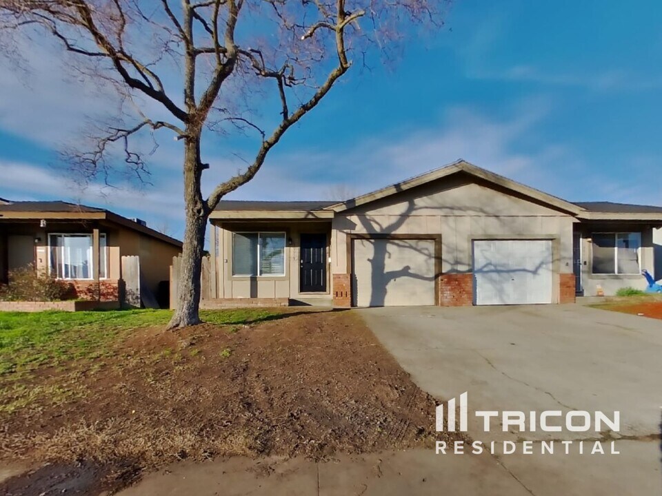 10059 Lincoln Village Dr in Sacramento, CA - Building Photo