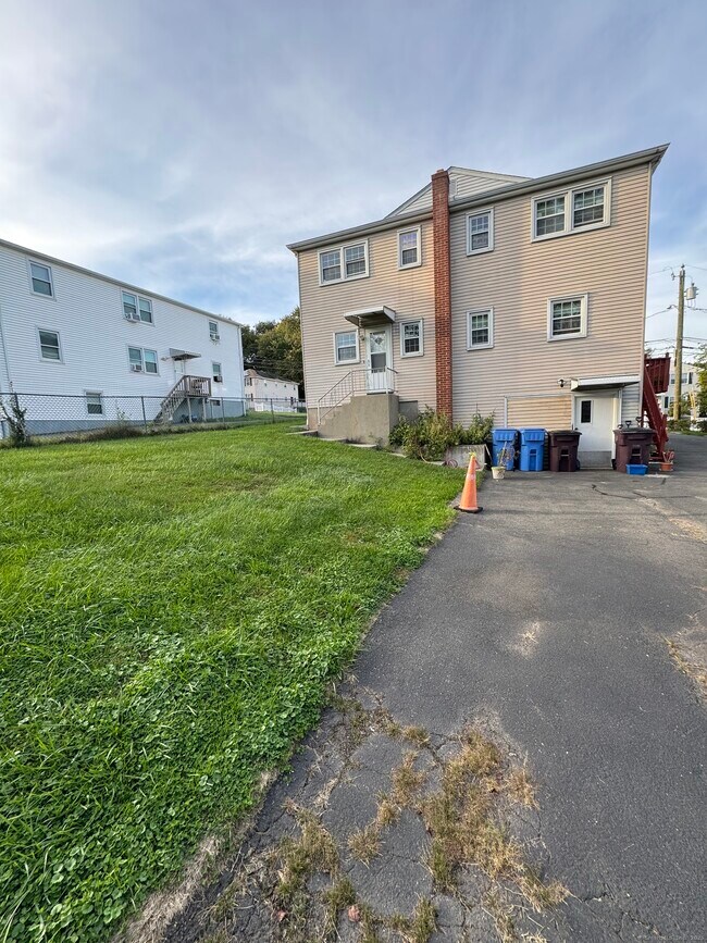 67 Walsh St in New Britain, CT - Building Photo - Building Photo