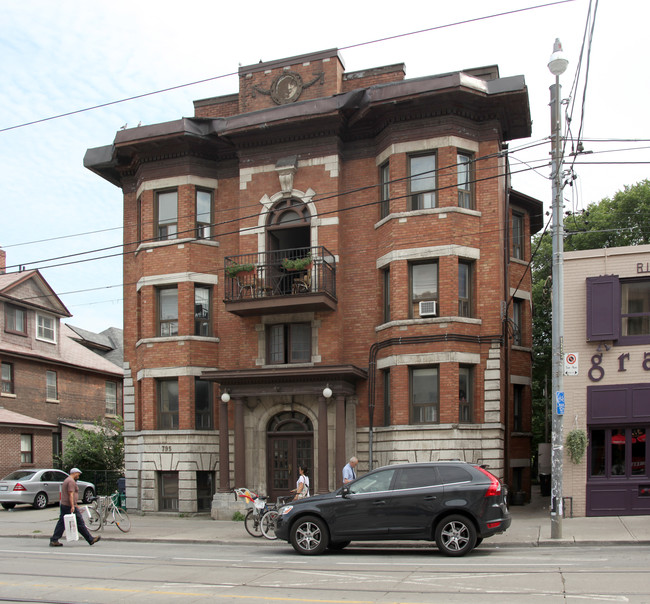 795 College St in Toronto, ON - Building Photo - Building Photo