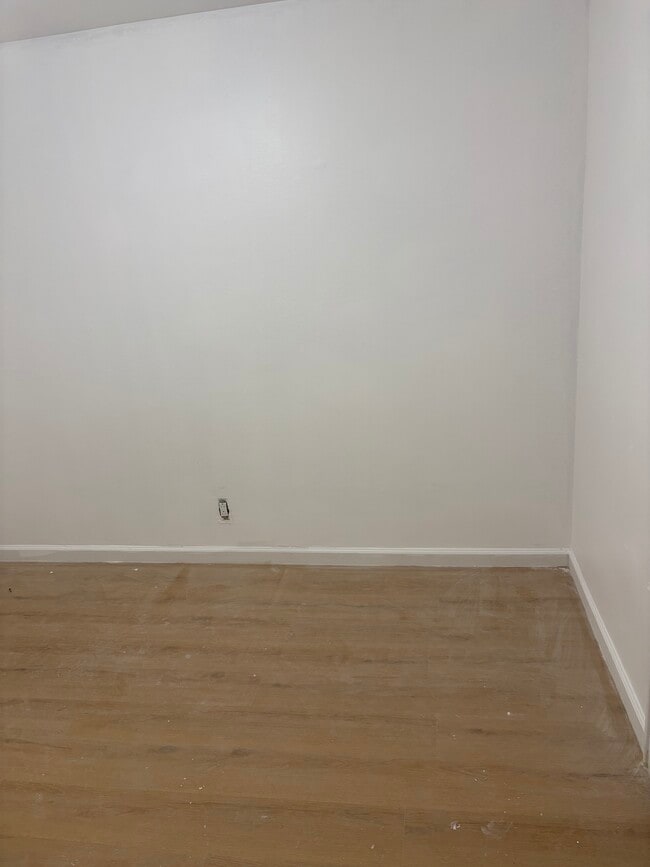 14 Emerson Pl, Unit second floor in Valley Stream, NY - Building Photo - Building Photo