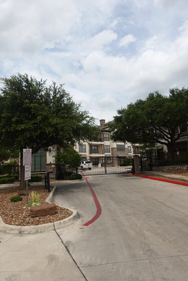 7342 Oak Manor Dr, Unit 1102 in San Antonio, TX - Building Photo - Building Photo