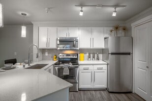 Overlook at Lakemont in Bellevue, WA - Building Photo