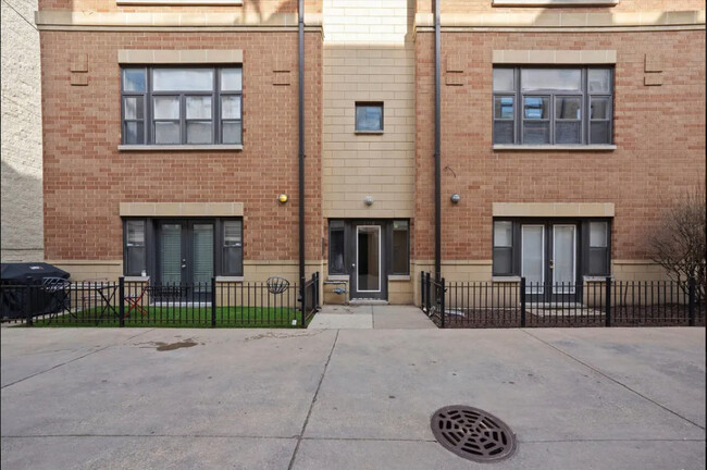 2318 W Bloomingdale Ave, Unit B in Chicago, IL - Building Photo - Building Photo