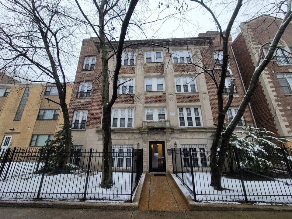 4241 N Kenmore Ave in Chicago, IL - Building Photo