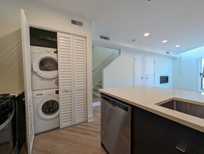 1014 W Grace St, Unit #944-D202 in Chicago, IL - Building Photo - Building Photo