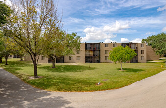 Hawaiian Palms in Fort Lauderdale, FL - Building Photo - Building Photo