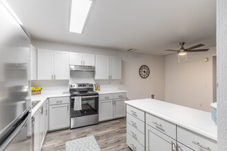 Woodspring Apartments in Tigard, OR - Building Photo - Interior Photo