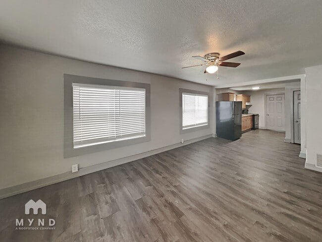 320 N Main St in Springtown, TX - Foto de edificio - Building Photo