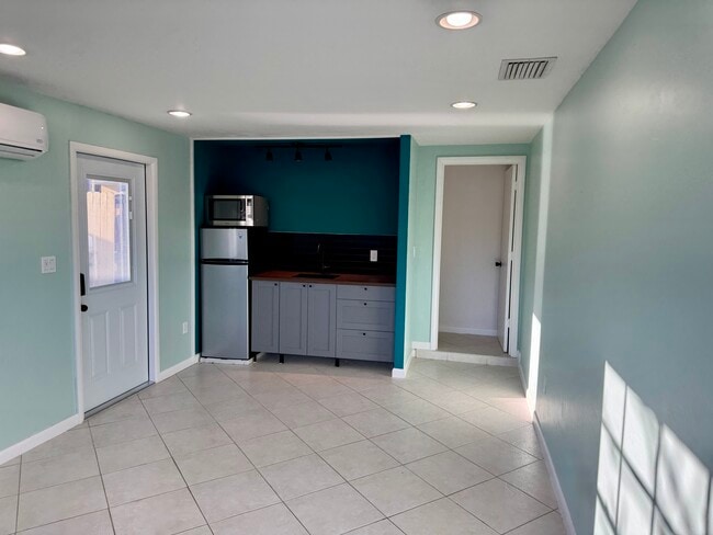 3235 SW 23rd St, Unit B in Fort Lauderdale, FL - Foto de edificio - Building Photo