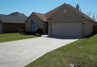 114 S 9th St in Nederland, TX - Building Photo - Building Photo