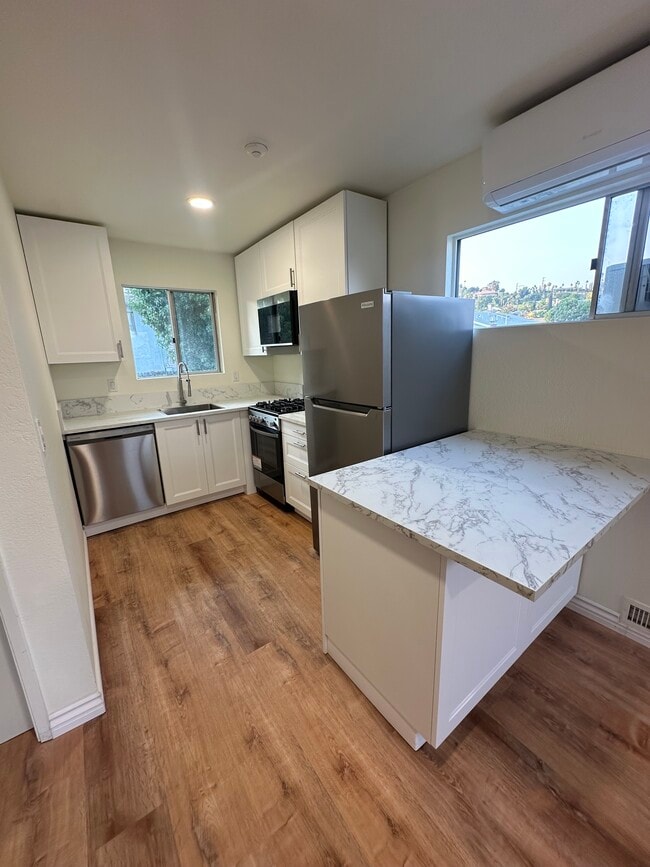 1342 Mimosa Ct in Escondido, CA - Foto de edificio - Building Photo