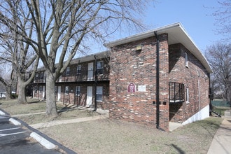 Colonial Apartments in St. Ann, MO - Building Photo - Building Photo