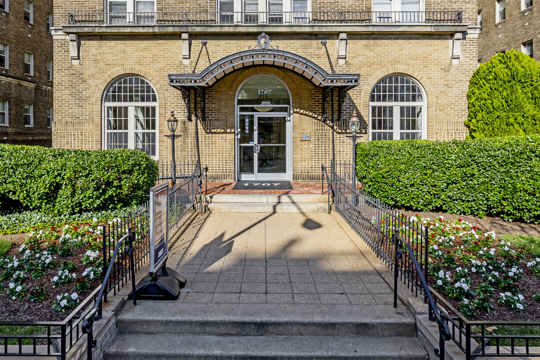 Chatham Courts in Washington, DC - Building Photo