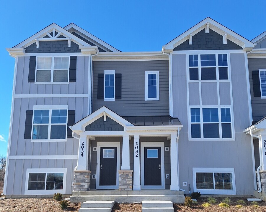 2032 Yellowstone Blvd in Mundelein, IL - Building Photo