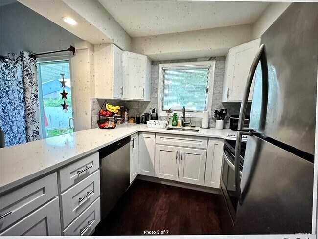 208 Broadway in Massapequa Park, NY - Foto de edificio - Building Photo