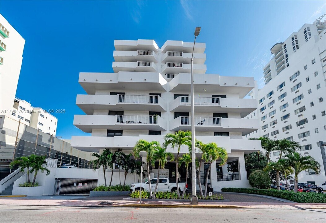 4301 Collins Ave in Miami, FL - Building Photo