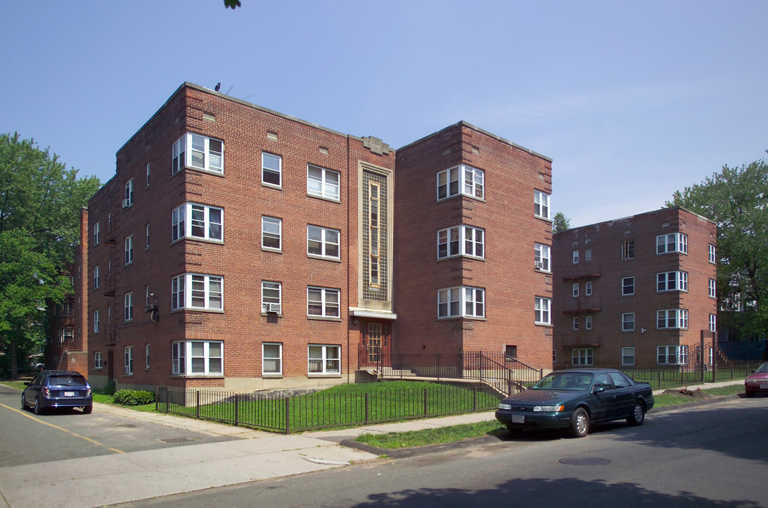 Maple Commons Apartments in Springfield, MA - Building Photo