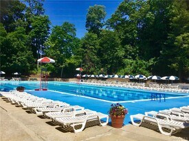 4 Sadore Ln in Yonkers, NY - Building Photo