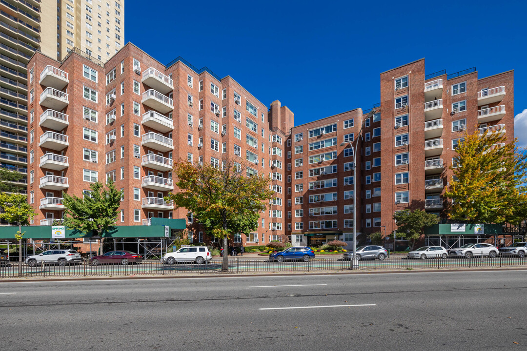 Park Briar in Forest Hills, NY - Foto de edificio