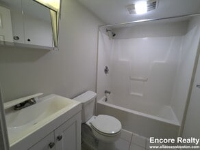 16 Elmer St, Unit 203 in Cambridge, MA - Foto de edificio - Building Photo