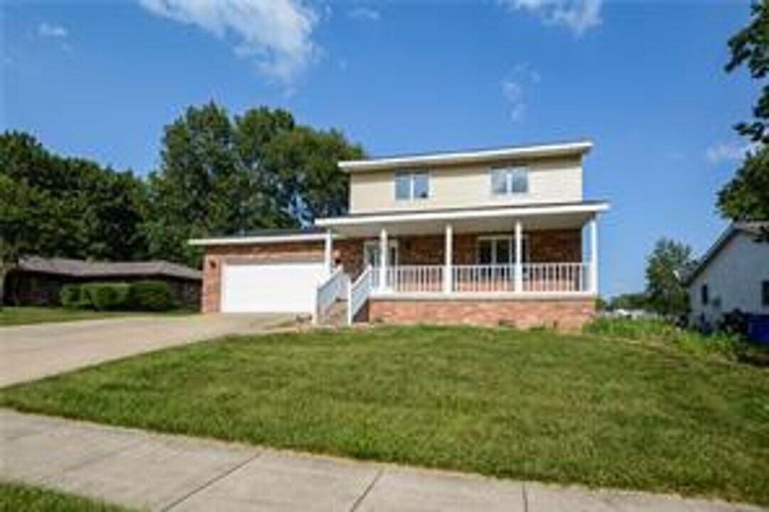 920 S Pine Hill Dr in Decatur, IL - Building Photo