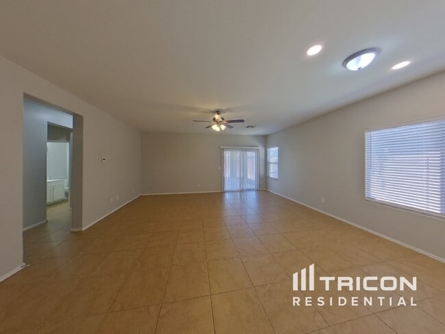 5024 S 99th Dr in Tolleson, AZ - Foto de edificio - Building Photo