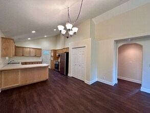 6204 E St in Springfield, OR - Building Photo - Building Photo