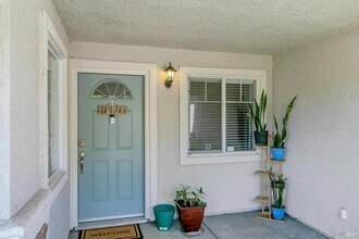 3257 Vista Del Lago Way in Fairfield, CA - Foto de edificio - Building Photo