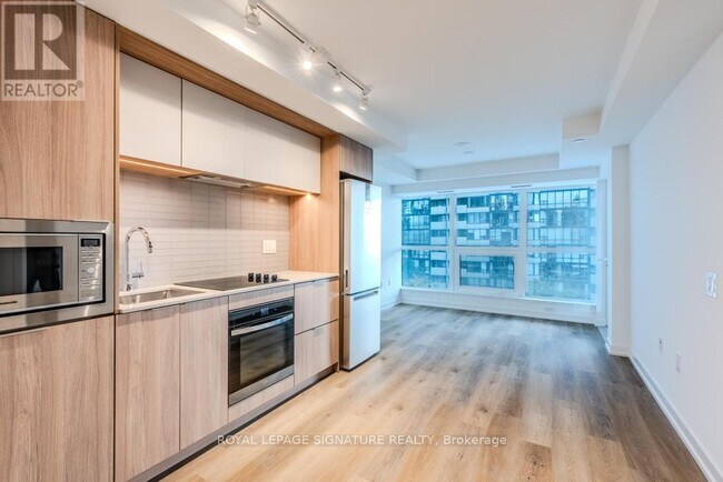 395 Square One Dr in Mississauga, ON - Building Photo - Building Photo