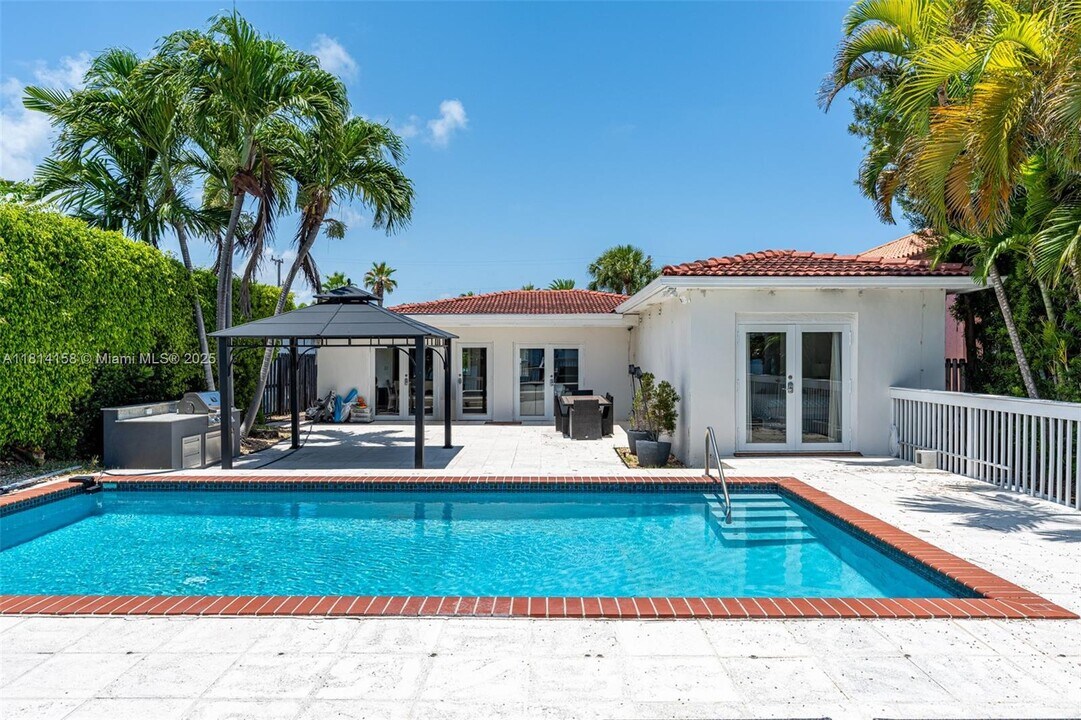 1430 Stillwater Dr in Miami Beach, FL - Building Photo