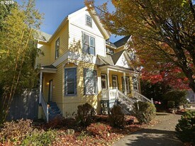 1033 SE Franklin St in Portland, OR - Building Photo