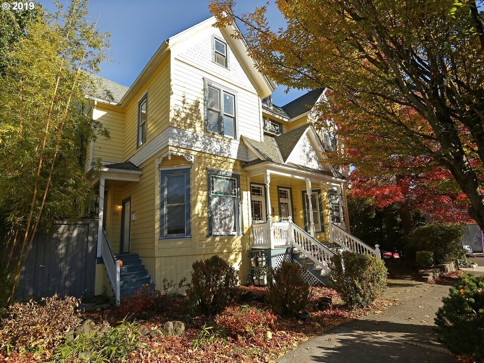 1033 SE Franklin St in Portland, OR - Building Photo