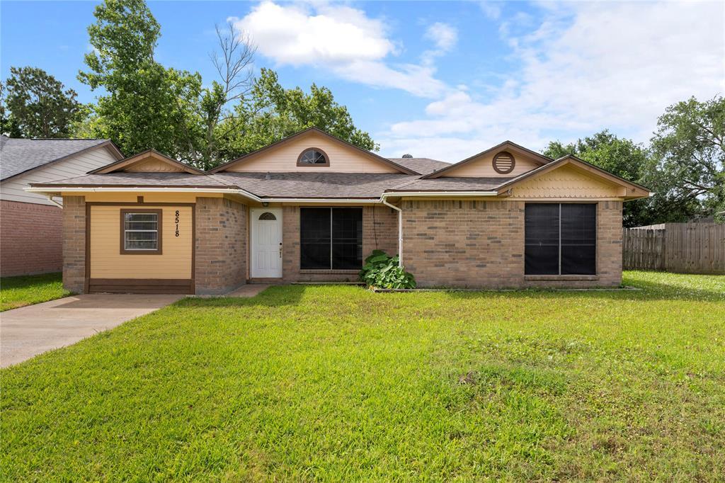8518 Barrybrook Ln in La Porte, TX - Building Photo